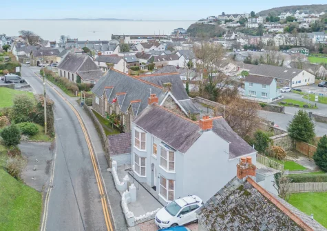 Collingwood is a spacious double-fronted holiday home offering abundant space for relaxation