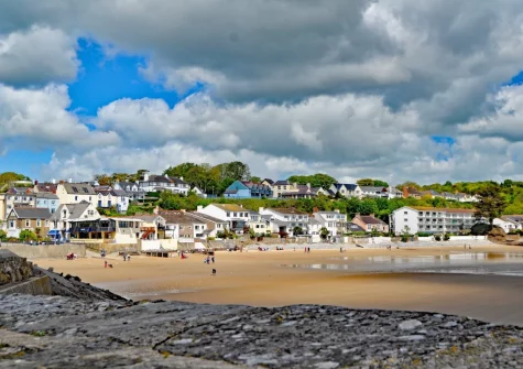 The beautiful village of Saundersfoot is right on the doorstep, with its wide sandy beach just 400 metres away.