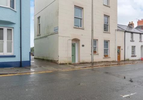 Cove Apartment is a beautifully decorated modern apartment in a quiet yet central location