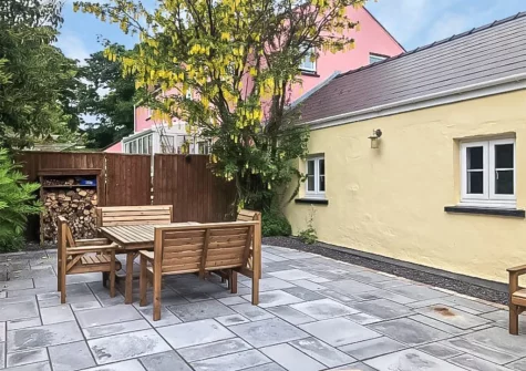 The patio, barbecue & alfresco diing area at Cowslip Cottage, Keeston