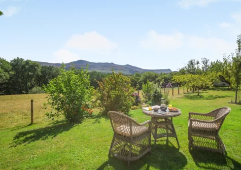 The alfresco dining area & enclosed lawned garden at Cuddfan Idris, Llanelltyd
