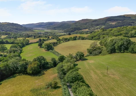 Enjoy far-reaching views across Cadair Idris when you stay at Cuddfan Idris, Llanelltyd