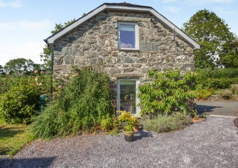 Cuddfan Idris is a stylishly decorated two-storey barn conversion that's perfect for two