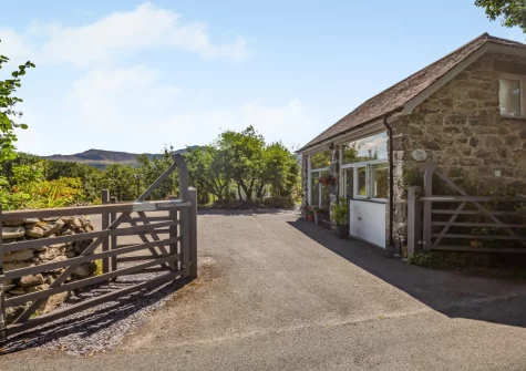 Cuddfan Idris is a stylishly decorated two-storey barn conversion that's perfect for two
