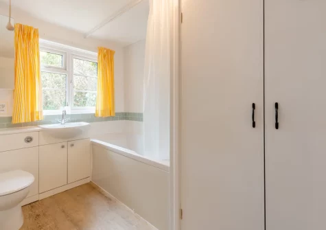 The bathroom at Curlew Cottage, Manorbier