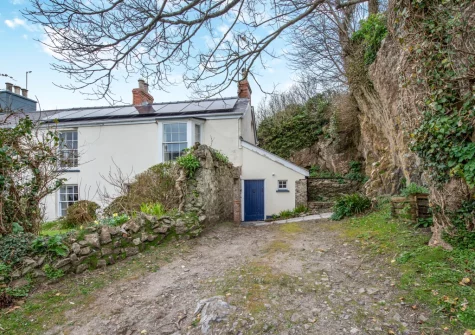 Curlew Cottage is a spacious semi-detached Georgian holiday home in an attractive village setting
