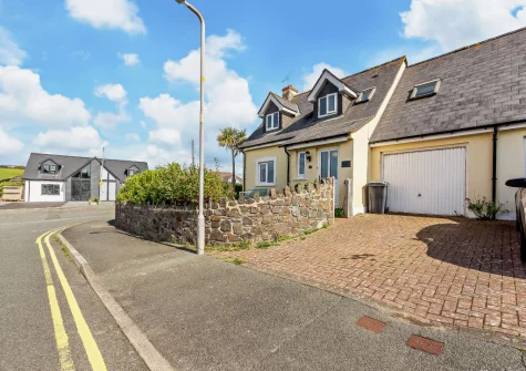 Curlew House is a cosy holiday cottage, with idyllic wraparound garden, in Broad Haven