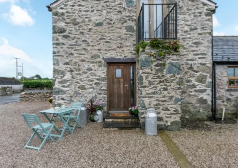 Cwt y Bugail is a beautifully renovated cottage, set within a family dairy farm with a milking parlour & cheese-making facilities