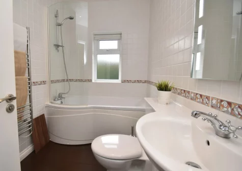 The bathroom at Delfryd Cottage, Saundersfoot