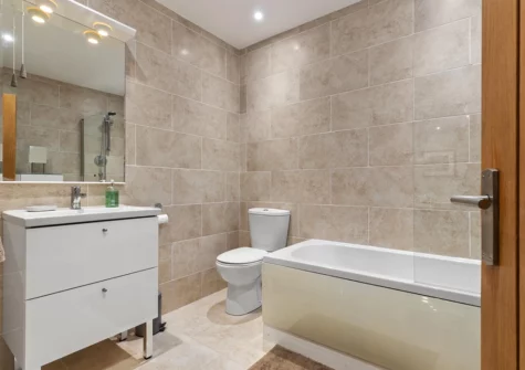 The bathroom at Dolphins Apartment, Saundersfoot