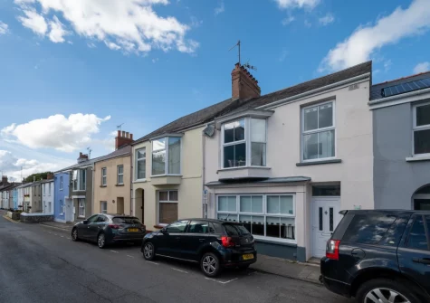 Dragon Cottage is a comfortable holiday home brimming with home comforts close to Tenby's main attractions