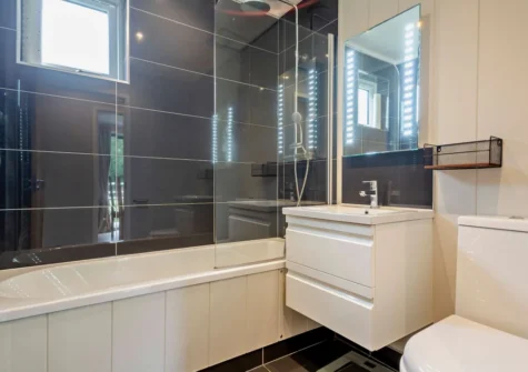 The bathroom at Dragonfly Lodge, Tyn-y-Groes