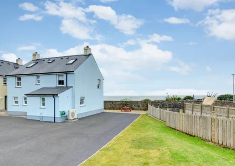 The patio, alfresco dining area & lawned garden at Driftwood, Amroth