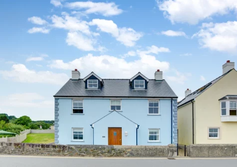 Driftwood is a spacious, 10-sleeper house with excellent sea views thanks to its location opposite the beach in Amroth