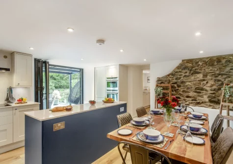 The kitchen & dining area at Drws Y Coed, Capel Curig