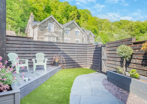The enclosed garden & outdoor sitting area at Drws Y Coed, Capel Curig