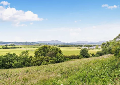 Dwyryd Estuary View is in a wonderfully peaceful location to relax or explore the countryside & coast of North West Wales