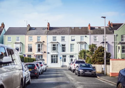 Ein Lle is a ground floor apartment, just a stone's throw from the beach