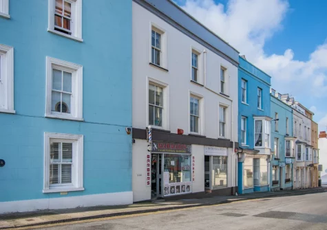 Fisherman's Loft is a contemporary third-floor apartment that sits in an elevated position above Tenby