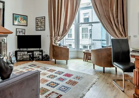 Flat 3, Tenby is a charming first-floor apartment moments from the beach and harbour. Enjoy traditional character, modern amenities, and direct access to three beautiful beaches and vibrant seaside attractions for unforgettable family holidays.