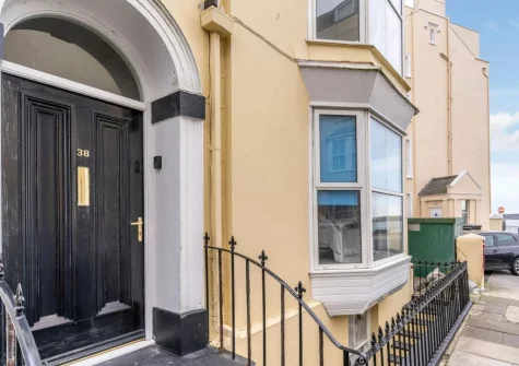 Flat 3, Beaufort House is a charming south facing property located opposite the beach with fantastic views