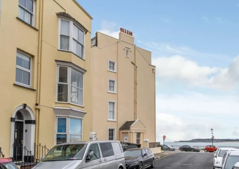 Flat 3, Beaufort House is located in Tenby town centre located opposite the beach