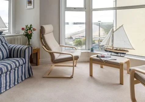 Flat 3, Beaufort House, Tenby is a charming south-facing apartment in town centre, overlooking South Beach with views of Caldey Island. Perfect for seaside holidays, dog-friendly, and within walking distance of beach, shops, and attractions.