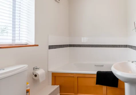 The bathroom at Freshwater Sea View, Freshwater East