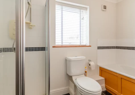 The bathroom at Freshwater Sea View, Freshwater East