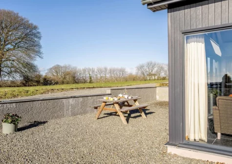 The alfresco dining area & lawned garden at Glowty Newydd, Llandissilio
