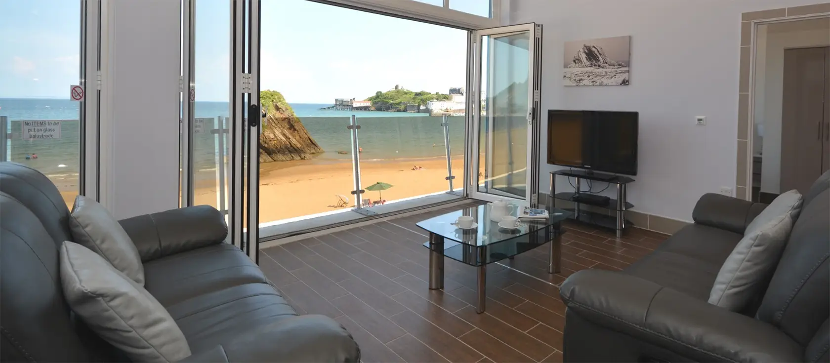 Goscar View, Tenby is a luxurious 3-bedroom apartment with sea views, modern amenities, and is close to Tenby's attractions, perfect for families. Situated on the acclaimed North Beach, this apartment offers direct access to wildlife & coastal walks.