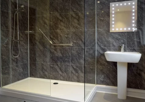 The bathroom at Green Acre Cottage, Kilgetty