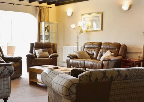 Green Acre Cottage, Kilgetty is a spacious four-bedroom retreat in the heart of Pembrokeshire, featuring a cosy open fire, sunny conservatory, private courtyard, and easy access to coastal paths, theme parks, and family attractions.