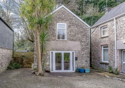 Green Cottage Coach House is a coach house located in Tenby town centre close to the beach