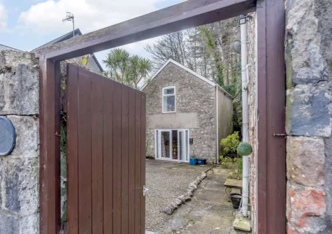 Green Cottage Coach House is a coach house located in Tenby town centre close to the beach