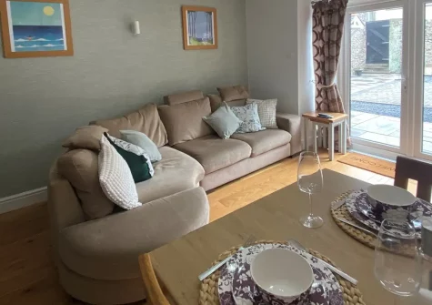 Green Cottage Coach House, Tenby is a charming one-bedroom retreat perfect for romantic coastal escapes. Peaceful interiors, a tranquil courtyard garden, and direct access to Tenby's beaches, attractions, and welcoming restaurants await.