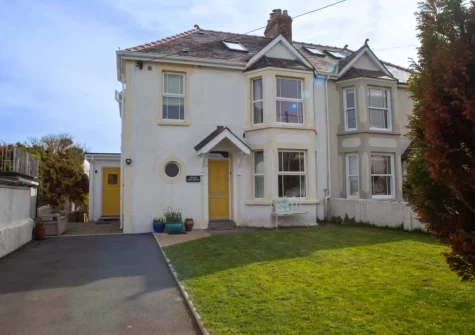 Green Meadows is a stylish & modern holiday home in Newport that's perfectly placed to enjoy days on the beach, watersports, walking & sightseeing