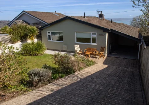Gweld y Mor is a oastal holiday home in Saundersfoot with sea views from the delightful balcony