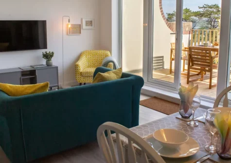 Gweld y Mor, Saundersfoot is a light-filled detached house with breathtaking views over Saundersfoot Bay, featuring a spacious sea-facing balcony, contemporary coastal interiors, and easy access to Glen Beach and the Pembrokeshire Coast Path.
