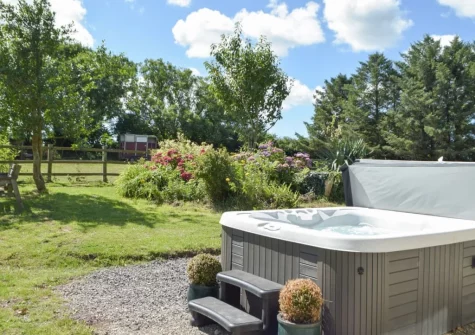 The hot tub & garden at Hafan Fach Cottage, Maidenwells