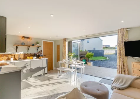 The kitchen, dining & living area at Hafan Glas, Abersoch