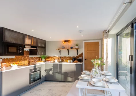 The kitchen & dining area at Hafan Glas, Abersoch