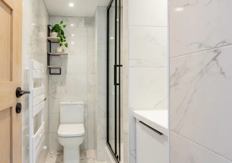 The ground floor shower room at Hafan Glas, Abersoch