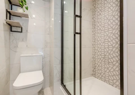 The ground floor shower room at Hafan Glas, Abersoch