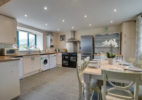 The kitchen & dining area at Hafan y Traeth, Sandy Haven