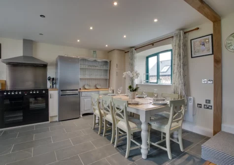 The kitchen & dining area at Hafan y Traeth, Sandy Haven
