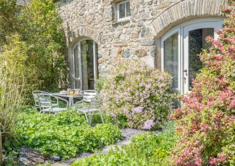 The gravel courtyard & alfresco dining area at Harmony Cottage, Trefasser