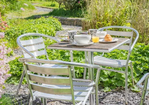 The gravel courtyard & alfresco dining area at Harmony Cottage, Trefasser