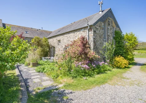 The gravel courtyard & garden at Harmony Cottage, Trefasser