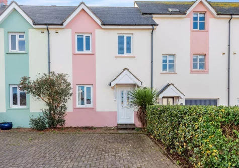 Heddfan is a spacious, well-equipped, comfortable family-friendly holiday home in Broad Haven sleeping up to six guests